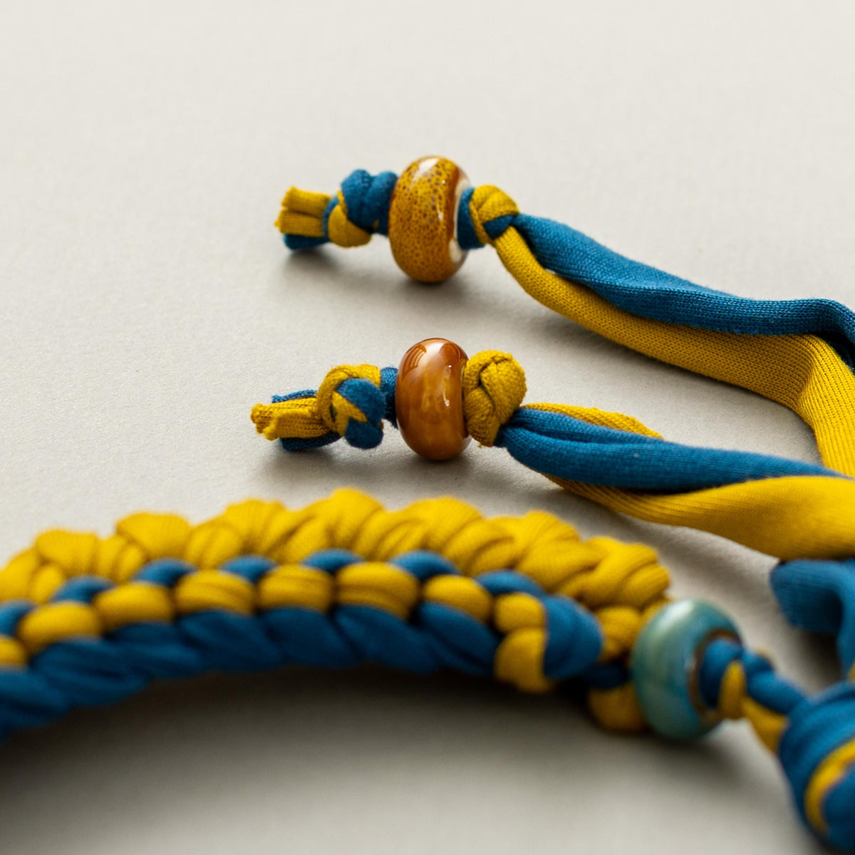 Collana senape e ottanio