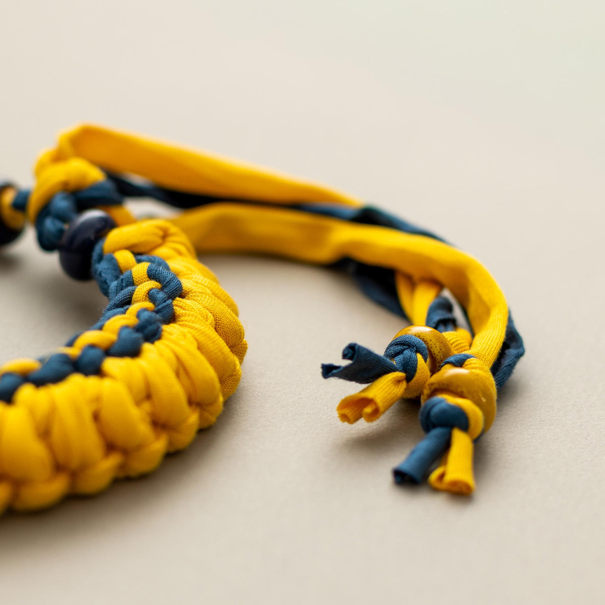 Collana giallo papera e ottanio