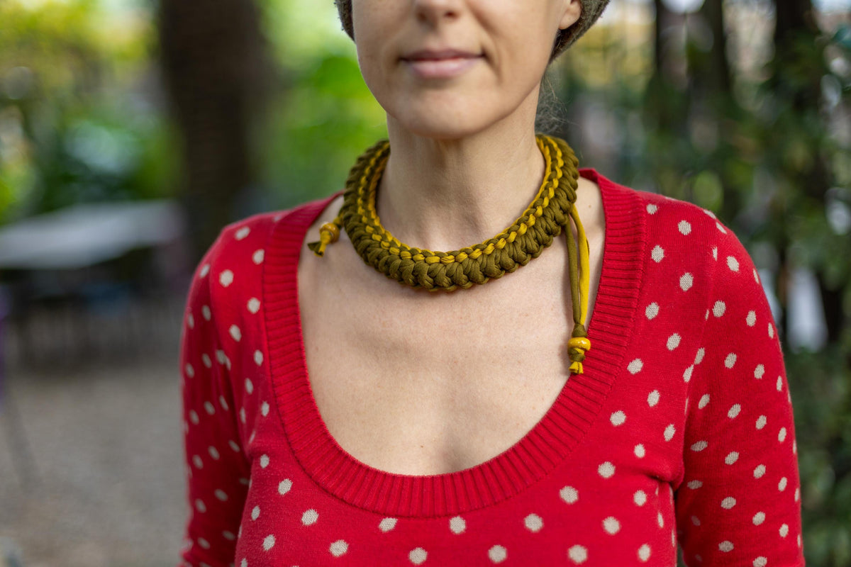 Collana verde militare e senape