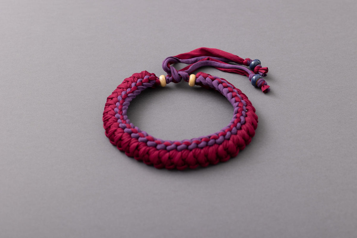 Collana bordeaux e viola